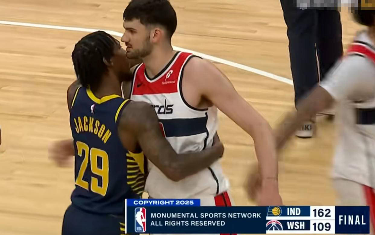NBA比赛中球员之间的暖心互动