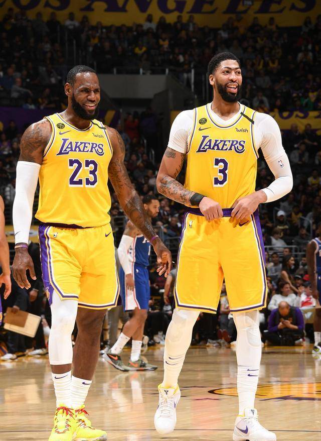爱游戏APP-雄鹿对阵湖人，NBA比赛掀起热潮