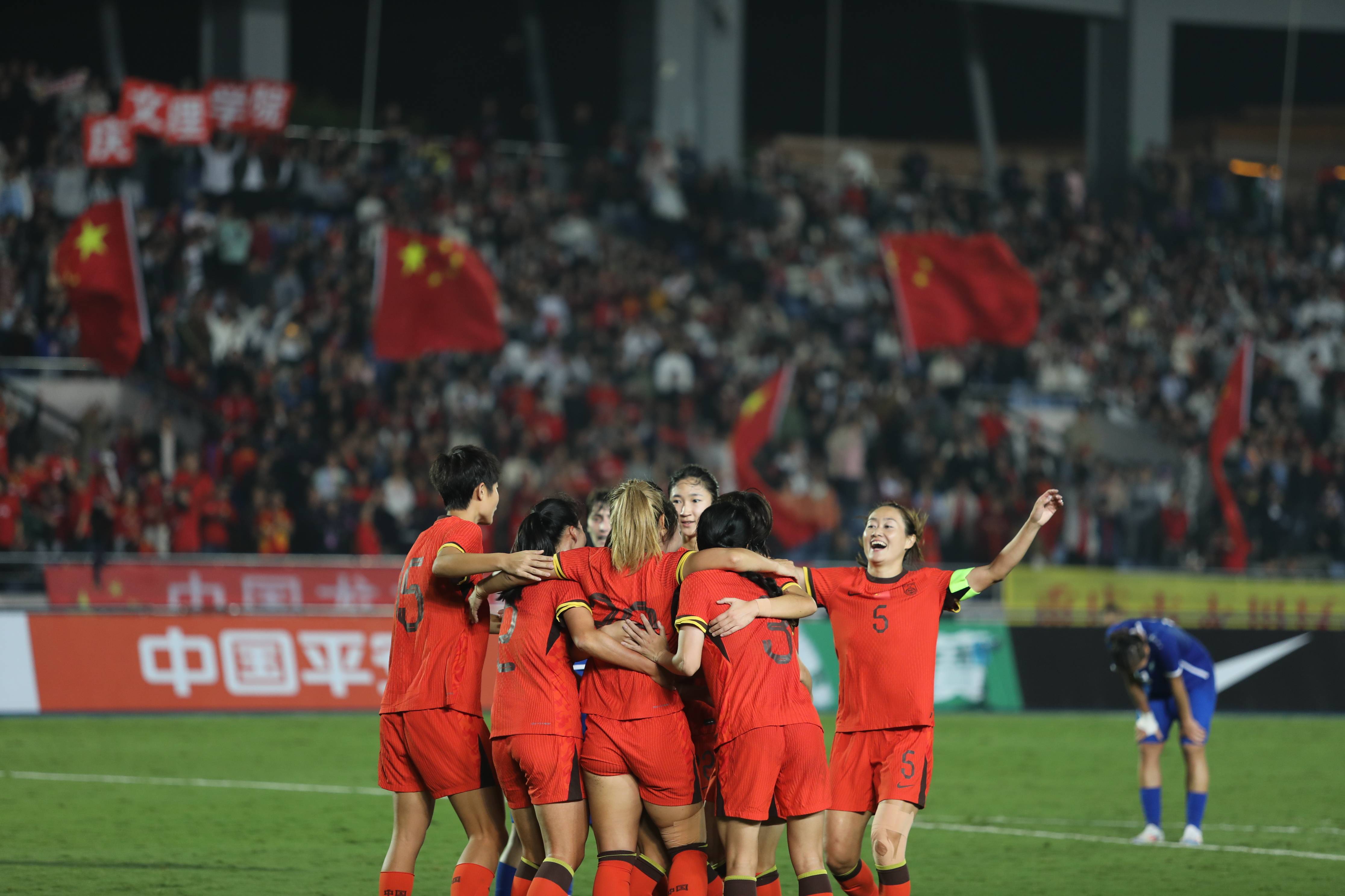 关于国际女足赛场上双方战绩平分的信息