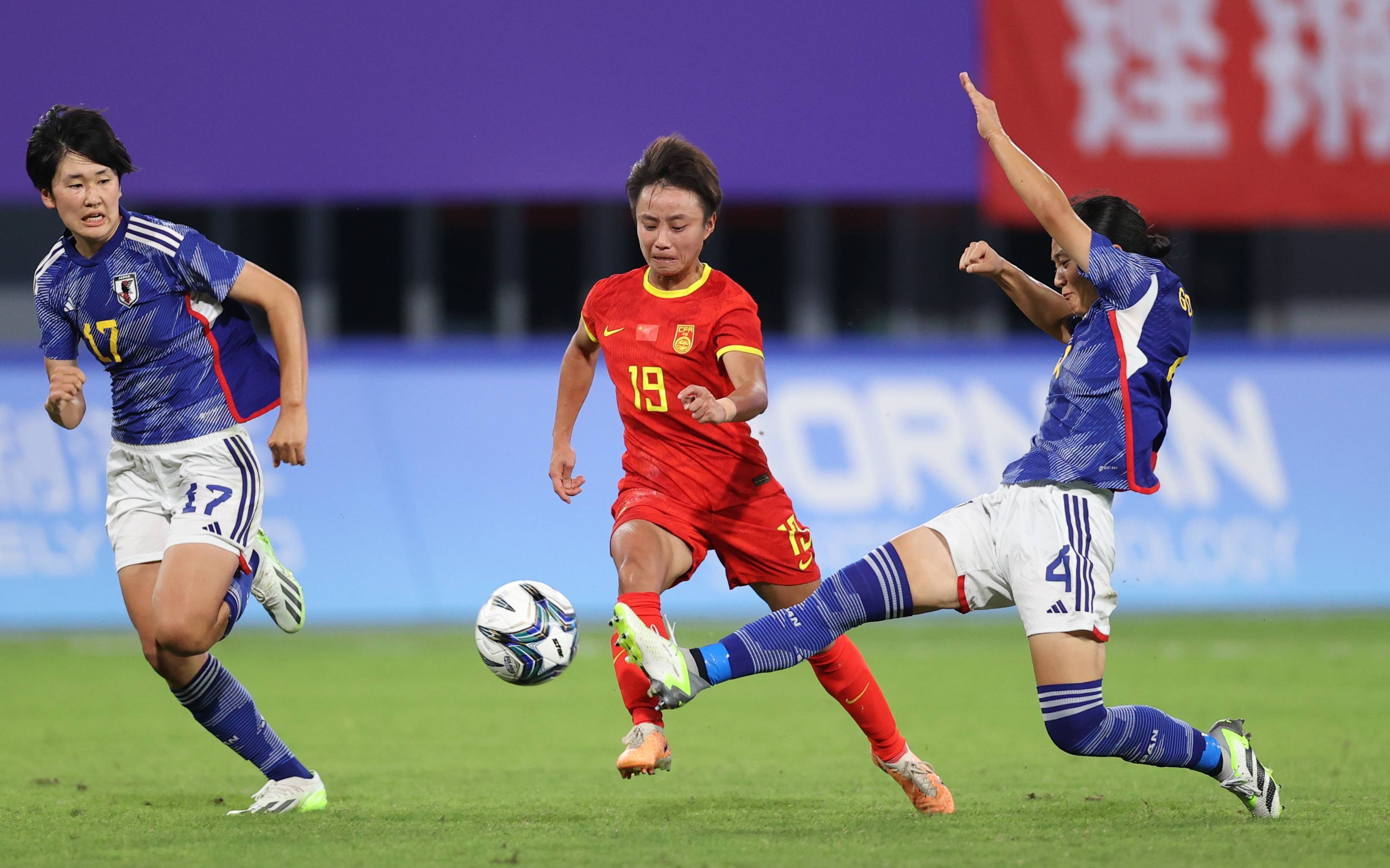 包含中国女足国家队勇夺冠军，战得天下无敌的词条