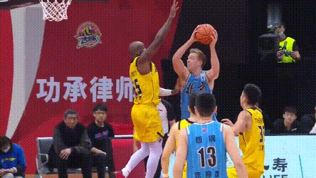 巴西男子排球队以逆转胜势击败对手，挺进决赛