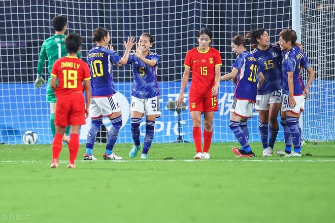 中国女足比赛落下帷幕，球迷们依依不舍地告别