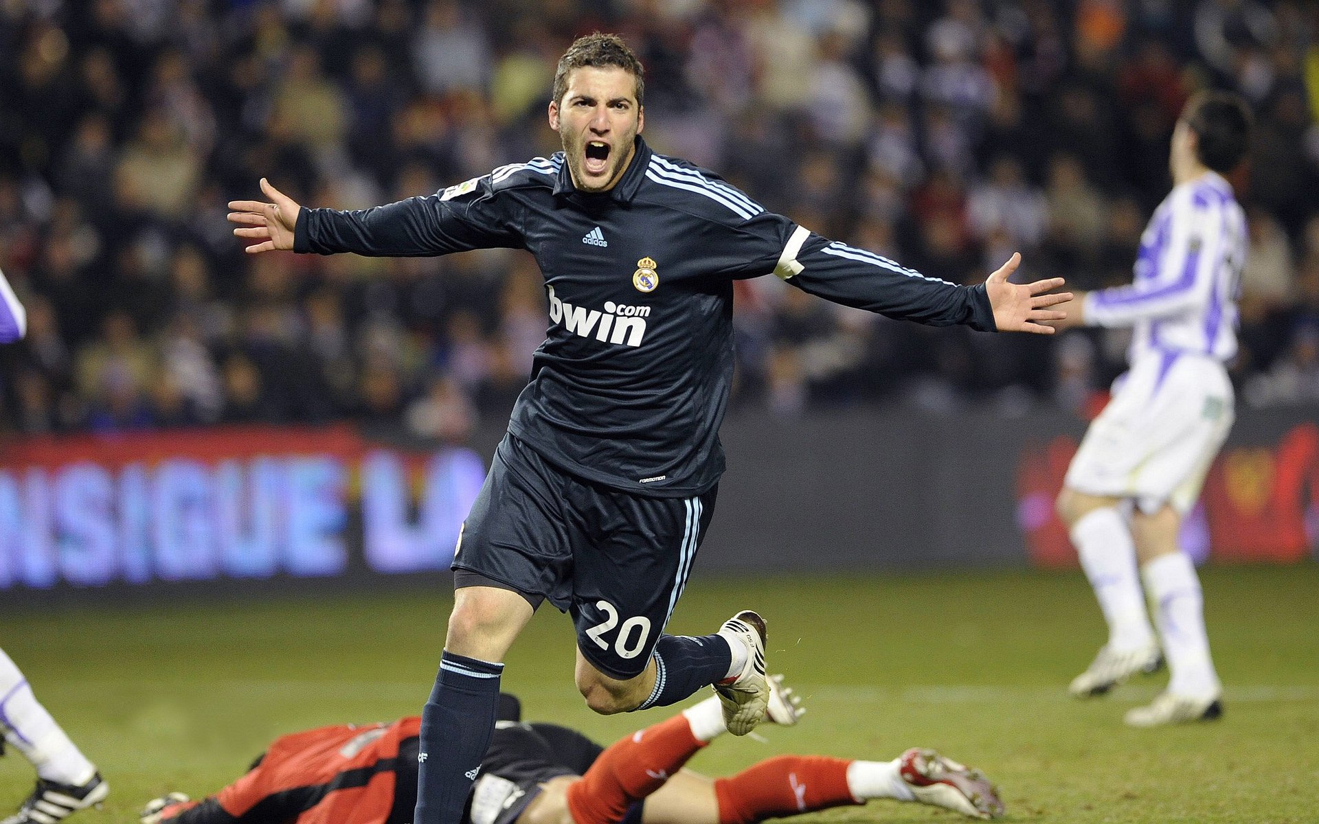 孤勇破晓，勒克莱尔独扛雷诺力克阿斯顿马丁