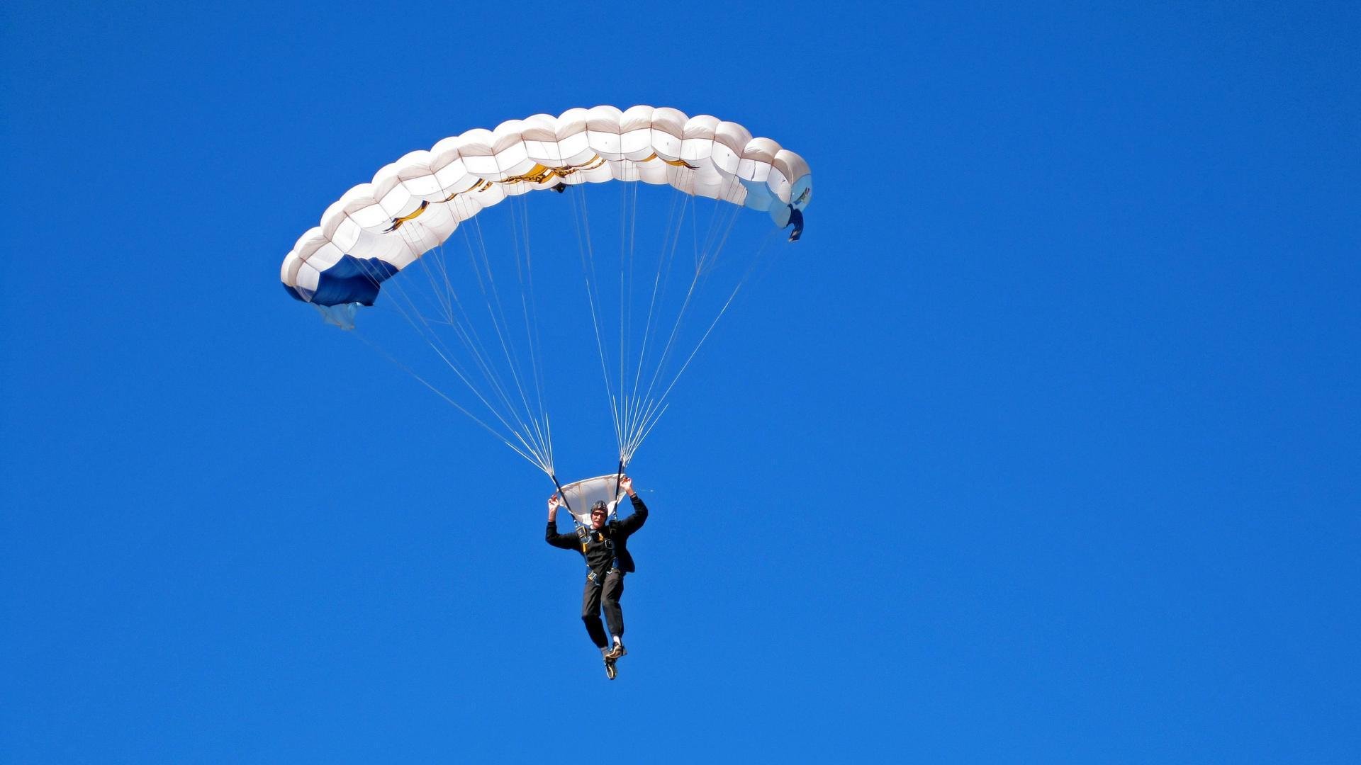 银箭折翼，烈焰独舞，索伯横扫迈凯伦，勒克莱尔如何点燃赛场